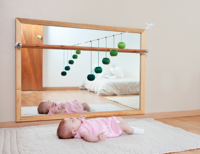 Witty Wood - Este Espejo tipo Montessori es un espejo evolutivo puede  colocarse cerca del suelo, lo que permite al bebé verse y a su entorno en  posición acostada, esto lo estimula